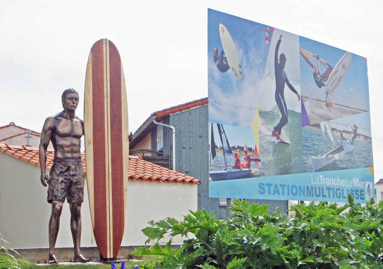 sculpture surfeur bronze planche surf bois